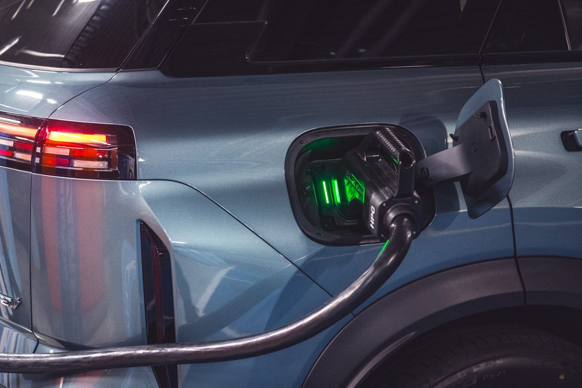 apakah mobil hybrid perlu dicas