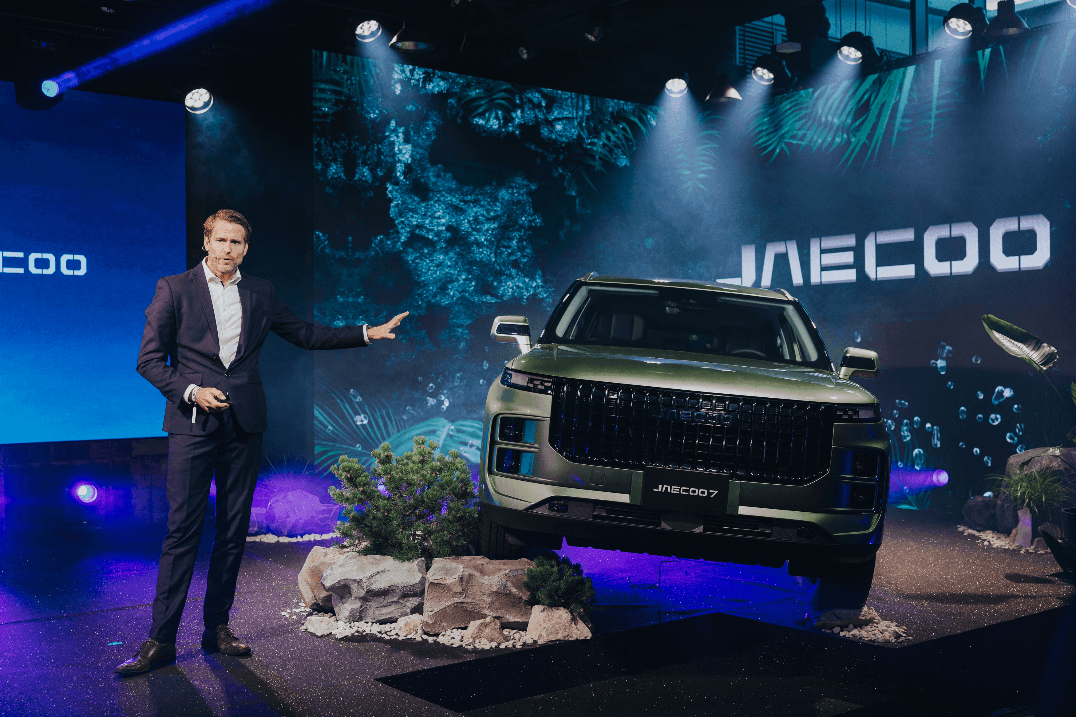 Banyak pameran hybrid